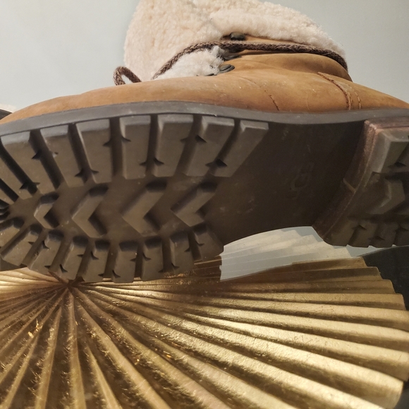 Lace up UGG boot - Picture 6 of 7
